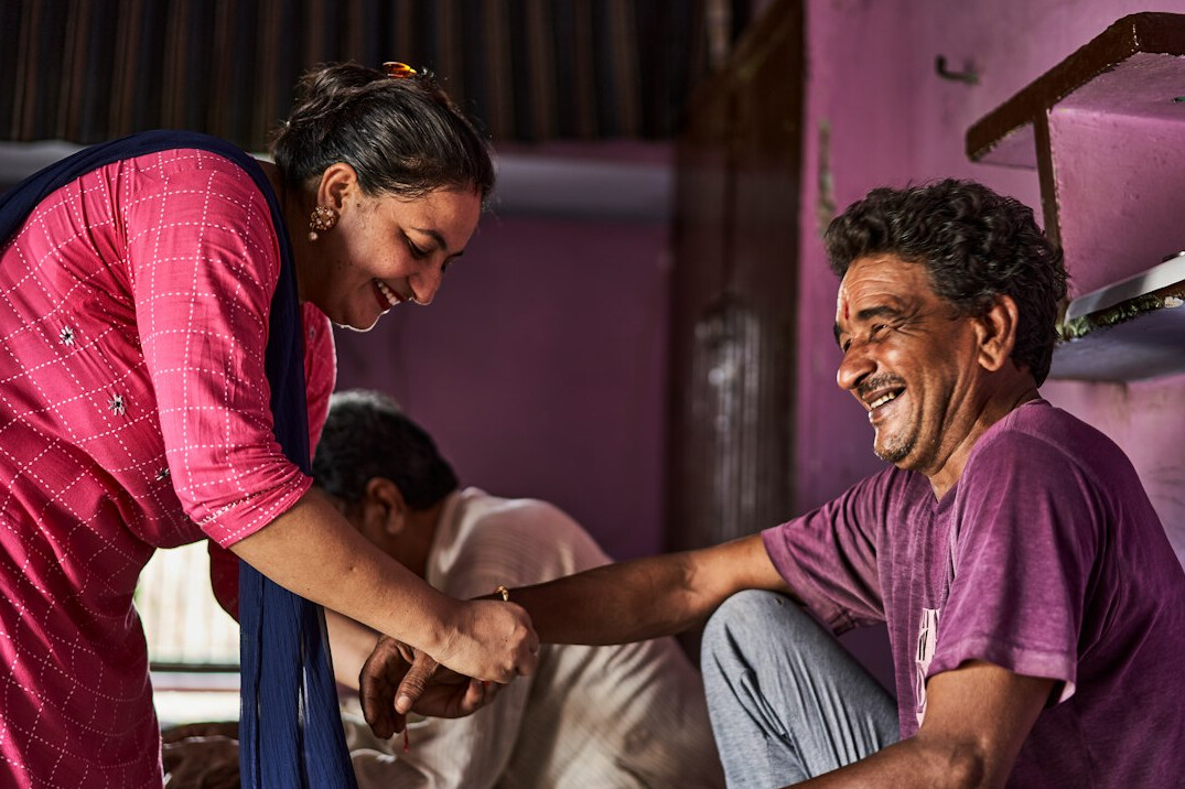Volunteer helping an elderly person with a friendly conversation